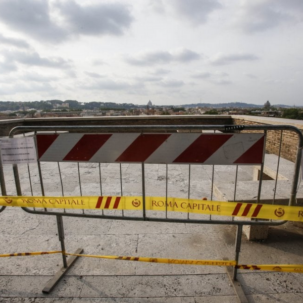 Roma, terrazza del Giardino degli Aranci a rischio, transennata