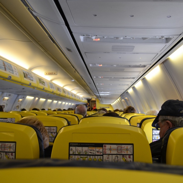 Ryanair, stop al supplemento per il bagaglio a mano
