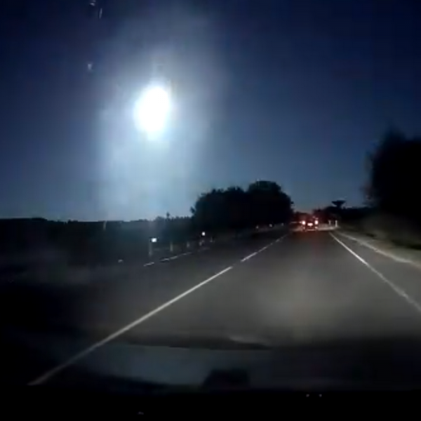 Sardegna, apparsa una scia luminosa in cielo nella notte, il video