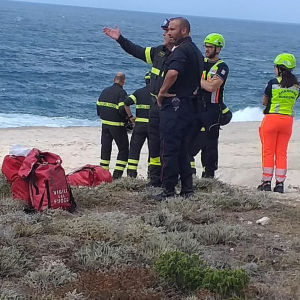 Scatta foto e precipita in mare, muore in Sardegna