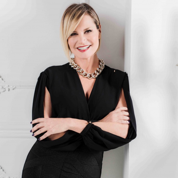 Simona Ventura in missione per "Surviving Africa"