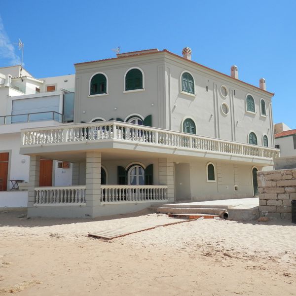 Spaccia droga vicino a casa del Commissario Montalbano