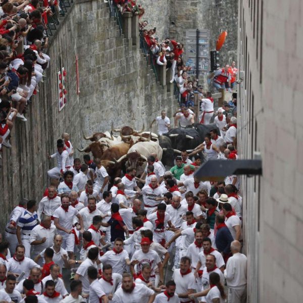 Spagna, al via la corsa dei tori a Pamplona, già tre feriti