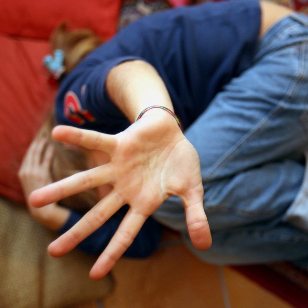 Sta meglio la bimba picchiata dal compagno della madre