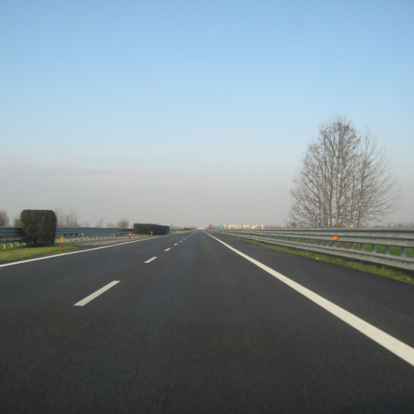 Crede aver dimenticato portafogli, guida 6 km in contromano?