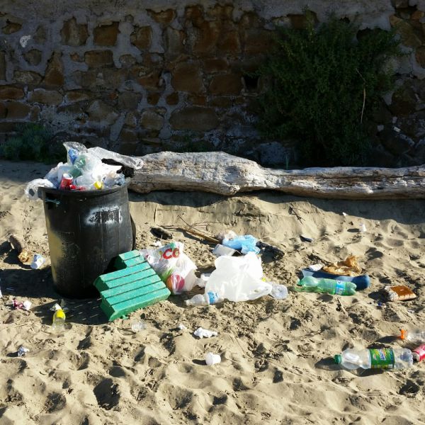 Sulle spiagge italiane 10 rifiuti per ogni metro di sabbia