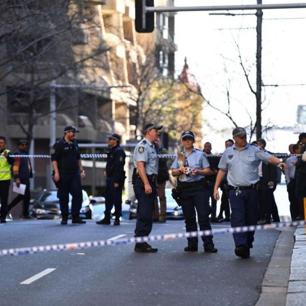 Sydney, uomo accoltella una donna e insegue passanti