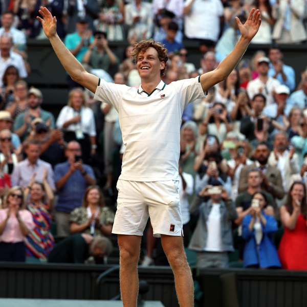 Tennis, Jannik Sinner è re a Wimbledon per il secondo anno di fila 