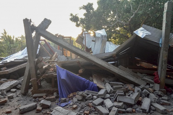 Terremoto e tsunami in Indonesia, i morti forse più di mille