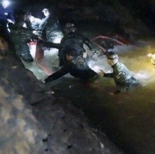 Thailandia, vivi i ragazzi intrappolati nella grotta