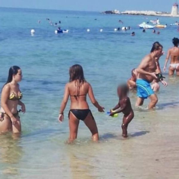 Trapani, le mamme a una vu cumprà: "Lasciaci la bimba mentre lavori"
