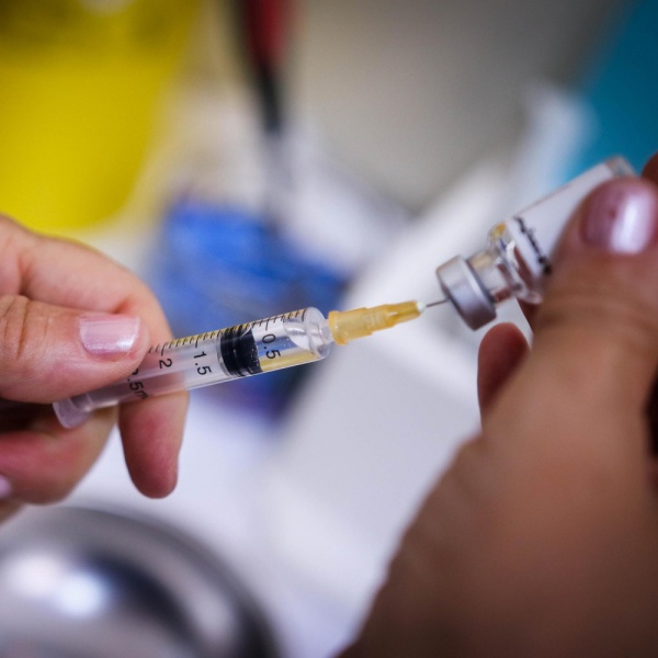 Treviso, papà no-vax porta figlia a scuola contro il divieto