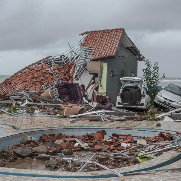 Tsunami Indonesia, si aggrava il bilancio, 373 i morti accertati