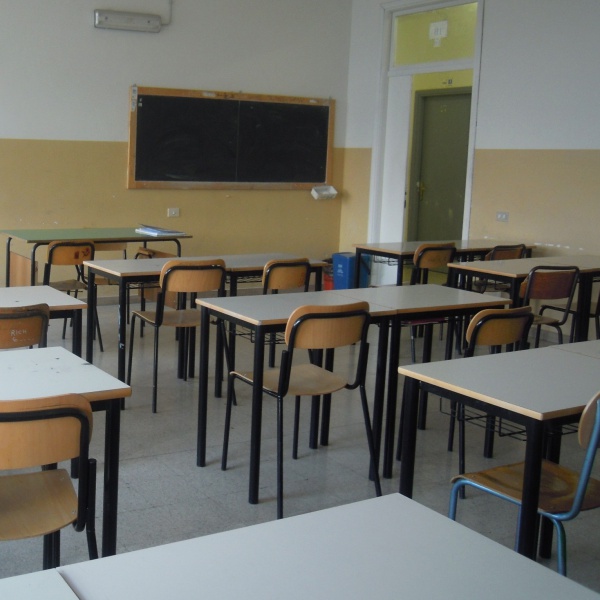 Un maestro si rivolge al bimbo di colore definendolo brutto