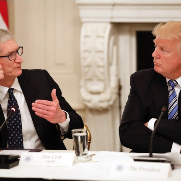 Usa, Tim Cook, virale gaffe di Trump che lo chiama Tim Apple
