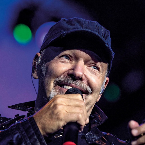 Vasco Rossi in visita ai pazienti di oncologia del Rizzoli di Bologna