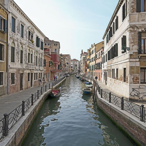Venezia, fanno il bagno nudi, maximulta a due tifosi dello Slavia