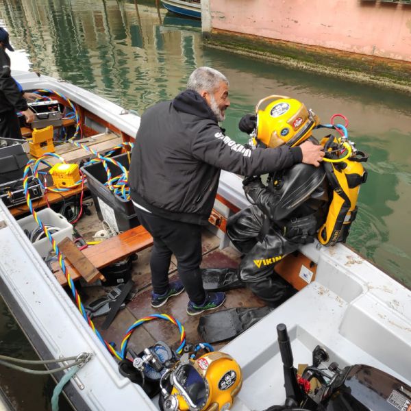 Venezia, tornano i gondolieri sub a ripulire i canali
