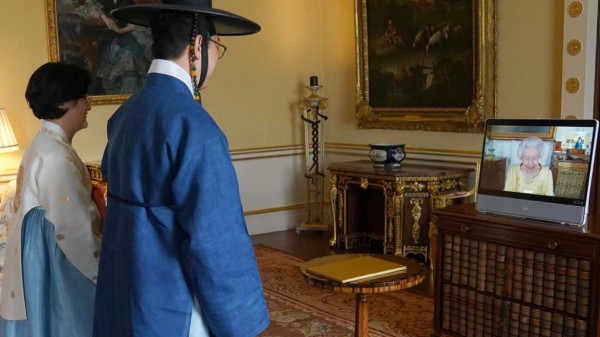 “In videocall su Zoom”: scacco matto della Regina Elisabetta II, che mette tutti a tacere