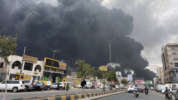 Bombe israeliane sull'aeroporto di Sanaa, nello Yemen. Trump: gli Houthi annunciano stop ai combattimenti, Usa cesseranno raid
