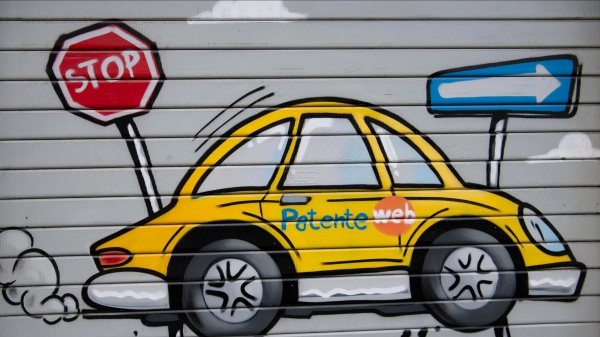 Europa. Arriva la patente a 17 anni, a condizione di guidare al fianco di un conducente esperto fino alla maggiore età