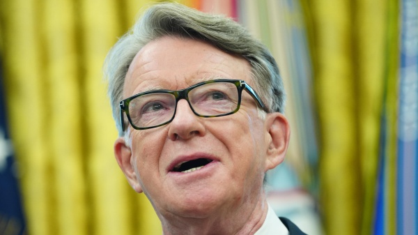 Gran Bretagna: arrestato l'ex ambasciatore Peter Mandelson, coinvolto nel caso Epstein come l'ex principe Andrea,