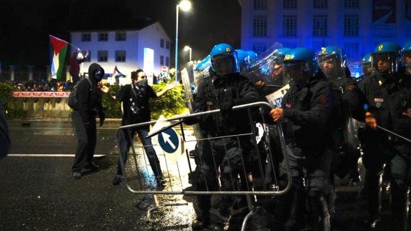 Guerriglia urbana a Udine prima del fischio d'inizio di Italia-Israele. Due giornalisti feriti, ricorsi alle cure anche gli agenti