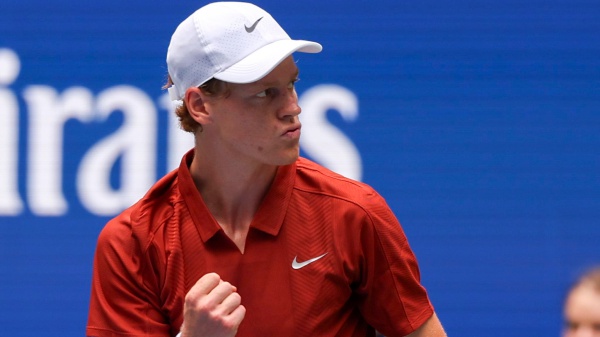 Jannik Sinner soffre ma si qualifica per gli ottavi di finale degli US Open battendo il canadese Denis Shapovalov