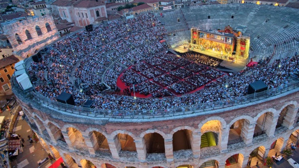 100/mo Arena Opera Festival. Antonio Albanese, l’attore diventa regista de il Rigoletto