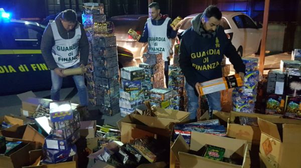 50 kg di fuochi d'artificio in camera da letto, denunciato