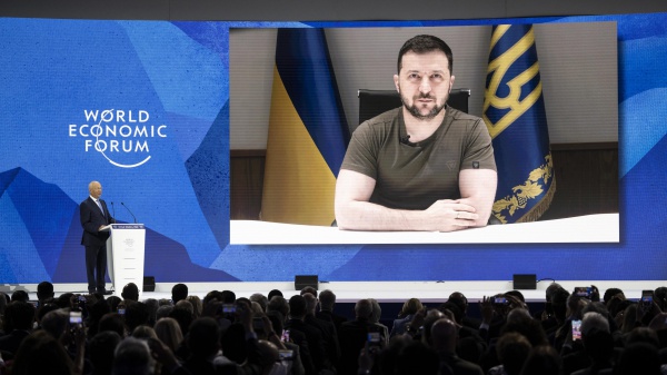 A Davos Zelensky lancia l'appello per la ricostruzione: "500 miliardi di dollari di perdite"