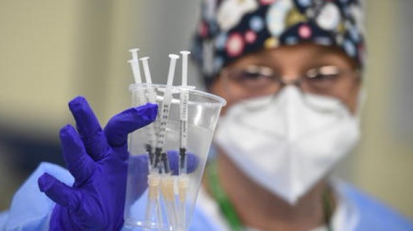 È morta di Covid l’operatrice sociosanitaria No Vax dell’ospedale di Alessandria. Poche settimane fa diceva: “Questo virus? Mi auguro di prenderlo"