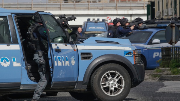 A Napoli Ex Guardia Giurata Uccide La Moglie E Poi Si Toglie La Vita