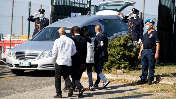 A Paliano i funerali di Willy Monteiro Duarte, familiari e amici con maglie bianche per ricordare il 21enne