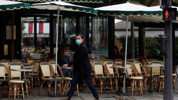 A Parigi scattano nuove restrizioni, chiusi i bar per 15 giorni, nello staff della Commissione Ue 159 casi