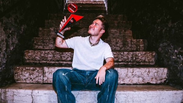 “A me mi piace” (ft. Manu Chao) di Alfa è il brano vincitore del premio RTL 102.5 Power Hits Estate 2025