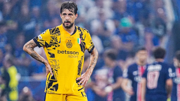 Acerbi contro il tifoso del Psg che lo prende in giro: "Ti sfondo di botte" (VIDEO)