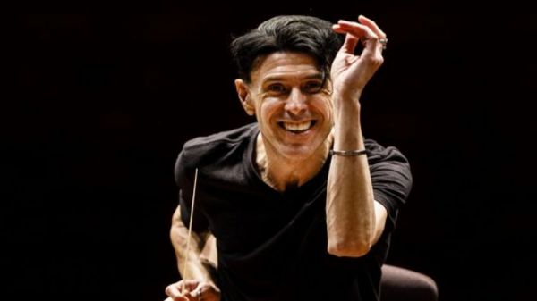 Addio a Ezio Bosso, pianista e direttore d'orchestra che incantava con la forza del sorriso, la poesia della musica