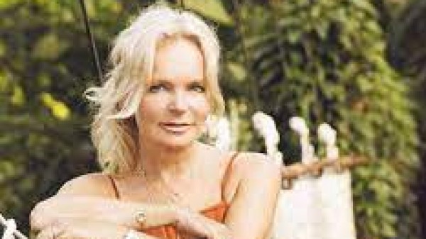 Addio a Lucinda Riley, la regina del romanzo rosa è morta, all'età di 55 anni, a causa del cancro