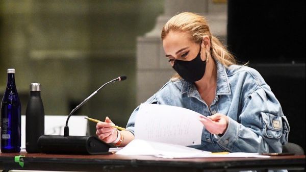 Adele ritorna questa notte ad esibirsi ufficialmente in pubblico dopo 3 anni e mezzo fuori dalle scene.