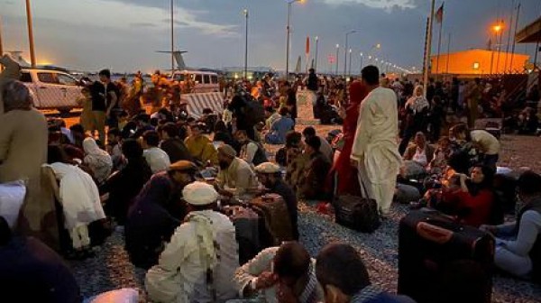 Aeroporto di Kabul, nella calca morte 3 persone. In città i capi talebani. La prima Fatwa sull'Università, stop alle classi miste