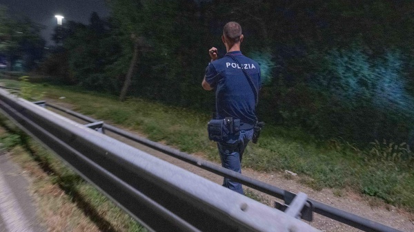 Agente muore durante un inseguimento a Milano. Caccia al suv fuggito