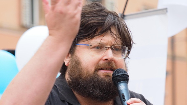 Agli arresti domiciliari Mario Adinolfi per truffa ed evasione fiscale: Gip, "soggetto pericoloso"
