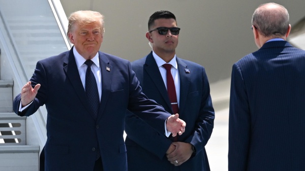 Al vertice Nato Trump attacca gli alleati e l'Italia: "ci avete abbandonato"
