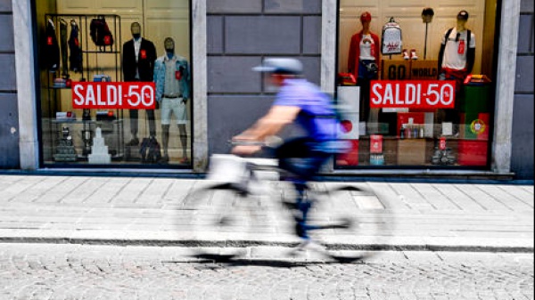 Al via i saldi estivi, tra acquisti in leggera risalita e obbligatorietà del pos