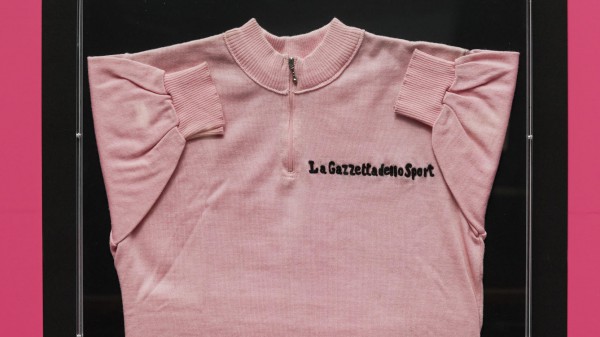 Al via il 104esimo Giro d’Italia di ciclismo;  21 tappe da Torino a Milano, si celebrano i 90 anni della maglia Rosa