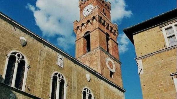 Alle 22 l'orologio di Pienza "va a dormire", polemiche dopo lo stop ai rintocchi delle campane
