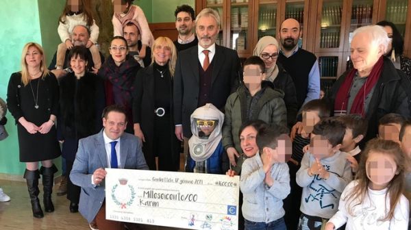 Allergico al sole, la scuola si mobilita, casco e finestre schermate per Karim