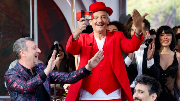 Amadeus rompe il silenzio da Fiorello: «Sanremo? Non si rifiuta mai». Ecco cosa accade in diretta