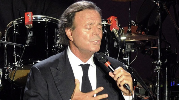 “Mai abusato di nessuna”: Julio Iglesias si difende dalle accuse